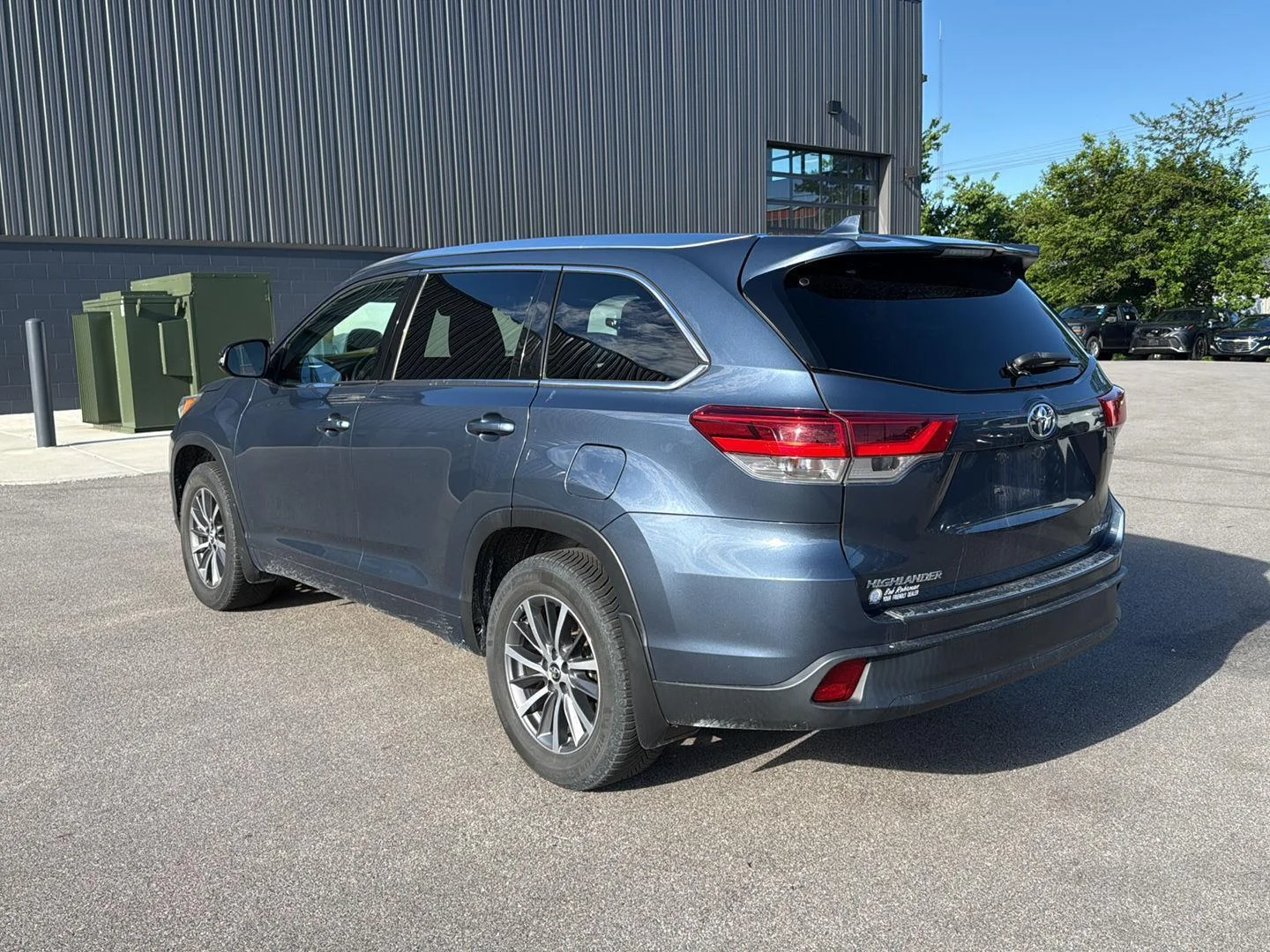 Used 2017 Shoreline Blue Pearl Toyota XLE image 5