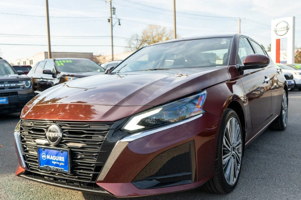 Used 2023 Red Nissan 2.5 SL image 2