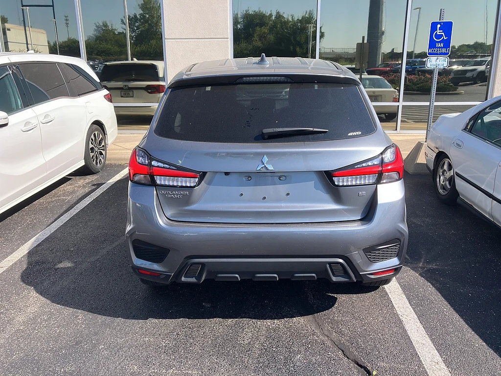 Used 2025 Mercury Gray Metallic Mitsubishi SE image 34