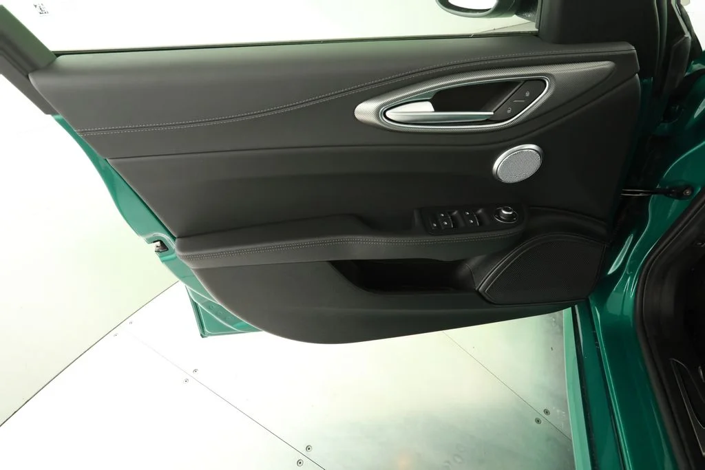 New 2025 Verde (Green) Fangio MetallicExterior Paint Alfa Romeo Veloce image 33