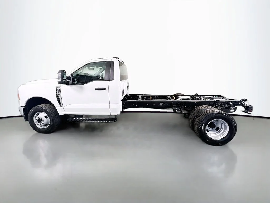 2025 Ford F-350 Super Duty Chassis Cab XL - Photo 6