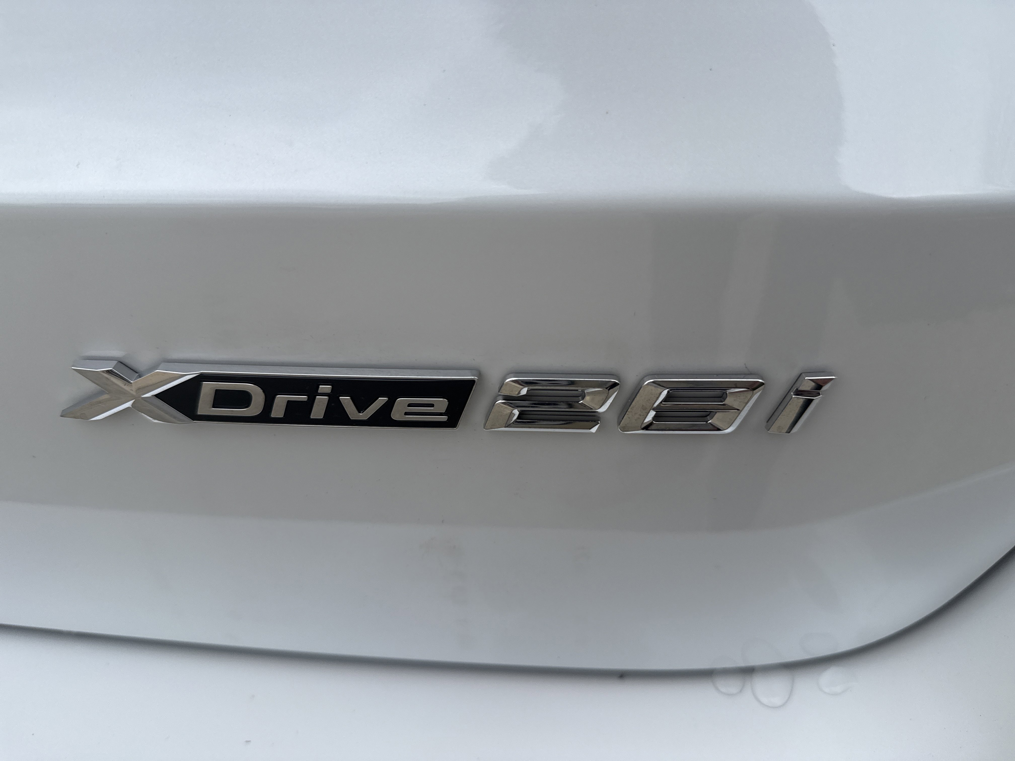 New 2026 0A96 Mineral White Metallic BMW xDrive28i image 7