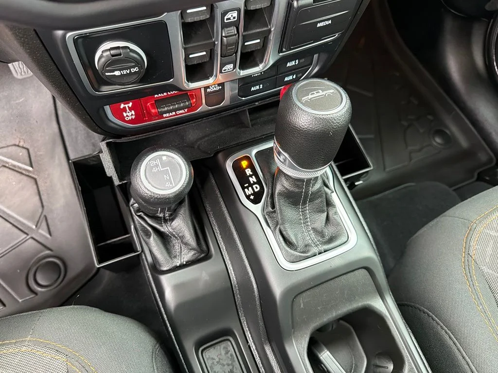 Used 2025 Granite Crystal Metallic Clearcoat Jeep Mojave image 23