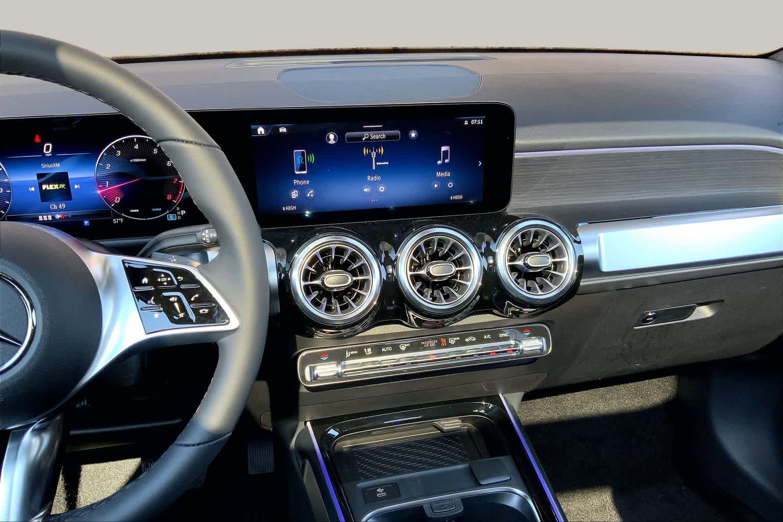 New 2026 Polar White Mercedes-Benz GLB 250 image 6