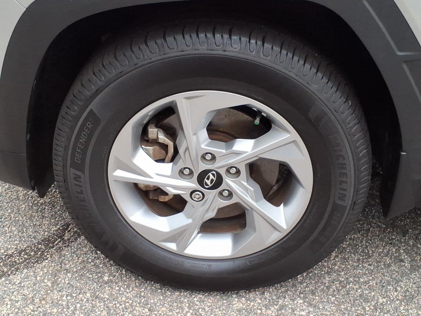 Used 2022 Shimmering Silver Hyundai SE image 4