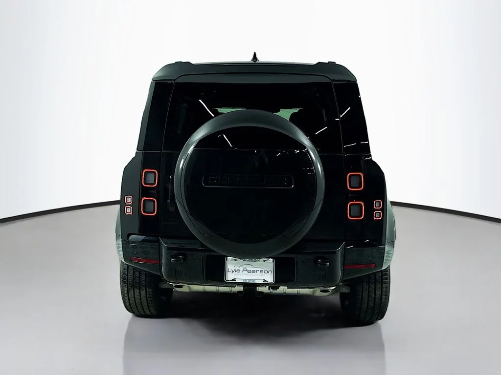 New 2026 Santorini Black Metallic Land Rover X-Dynamic SE image 10