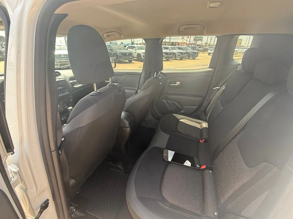Used 2023 Alpine White Clearcoat Jeep Latitude image 11