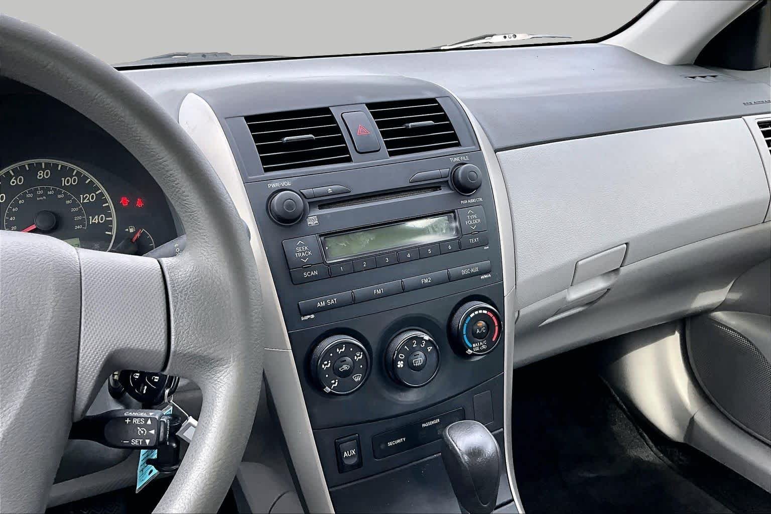 Used 2009 Classic Silver Metallic Toyota LE image 5