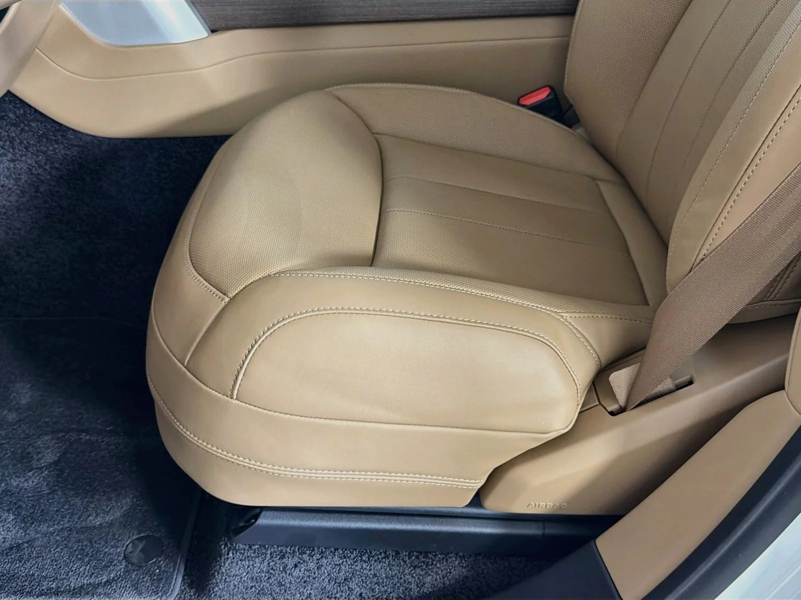 New 2026 Fuji White Land Rover SE image 25
