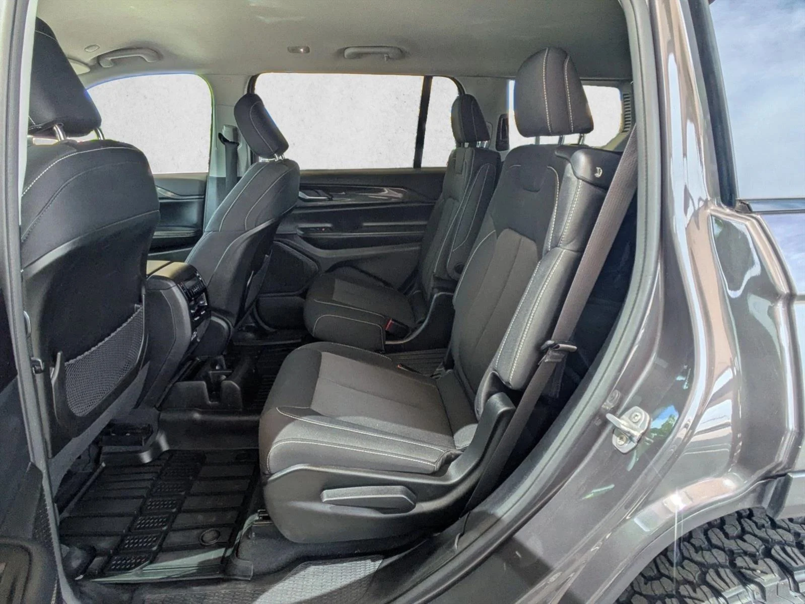 Used 2023 Baltic Gray Metallic Clearcoat Jeep Laredo image 12