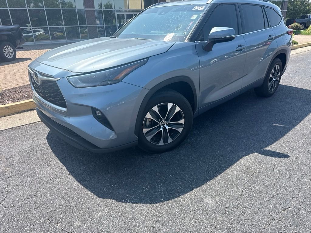 Used 2022  Toyota XLE image 5