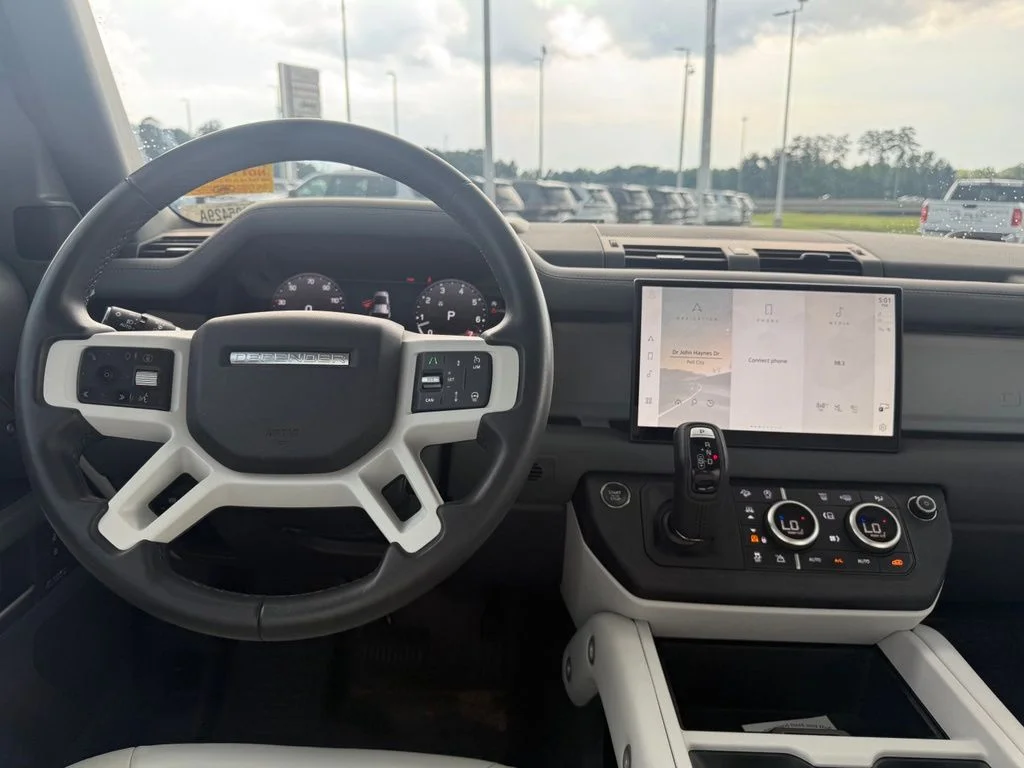Used 2025 Green Land Rover X-Dynamic SE image 8