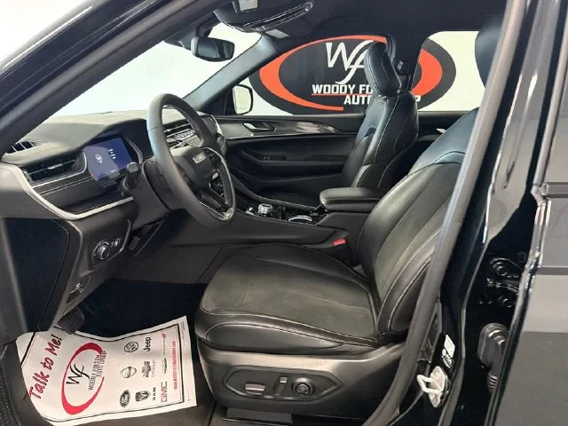 Used 2023 Black Jeep Altitude image 10