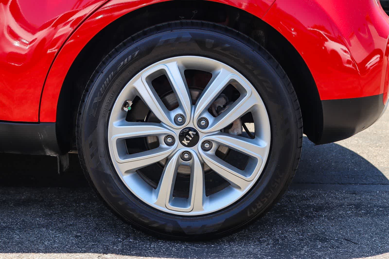 Used 2018 Inferno Red Kia + image 10