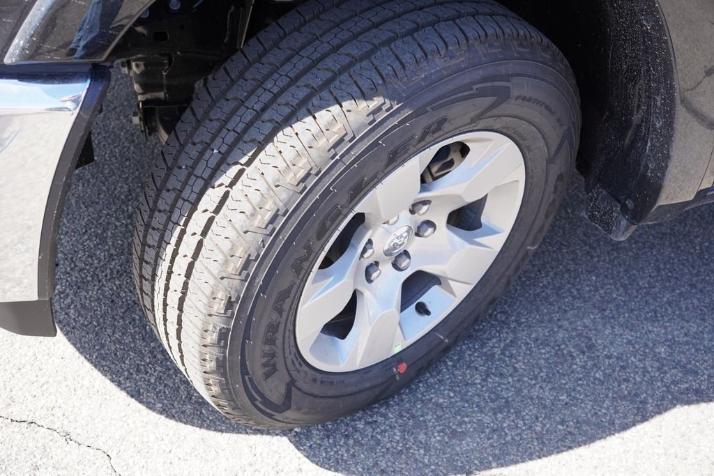 New 2026 Diamond Black Crystal Pearl-Coat Exterior Paint RAM Big Horn image 9
