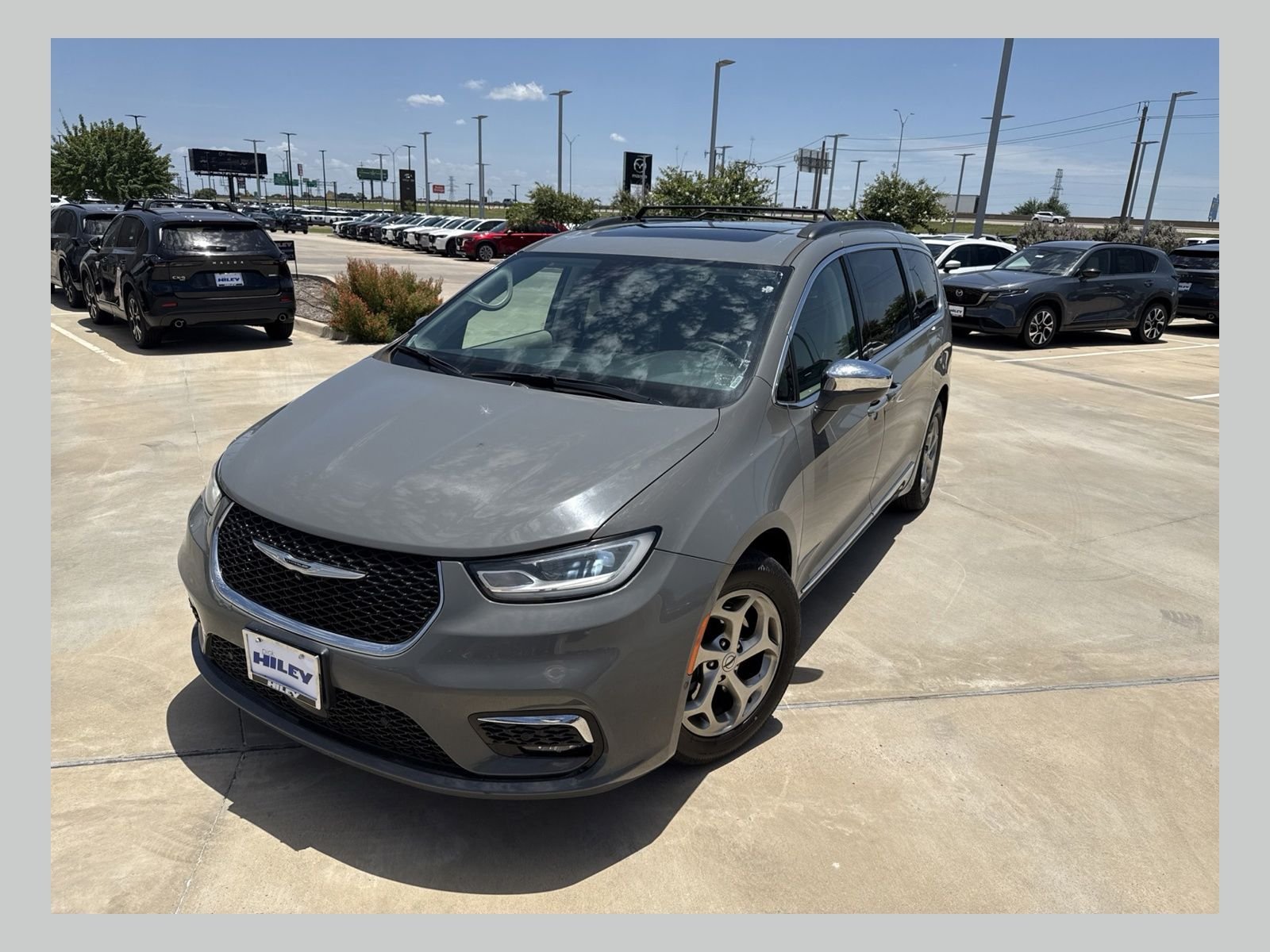 2022 Chrysler Pacifica Limited's photo
