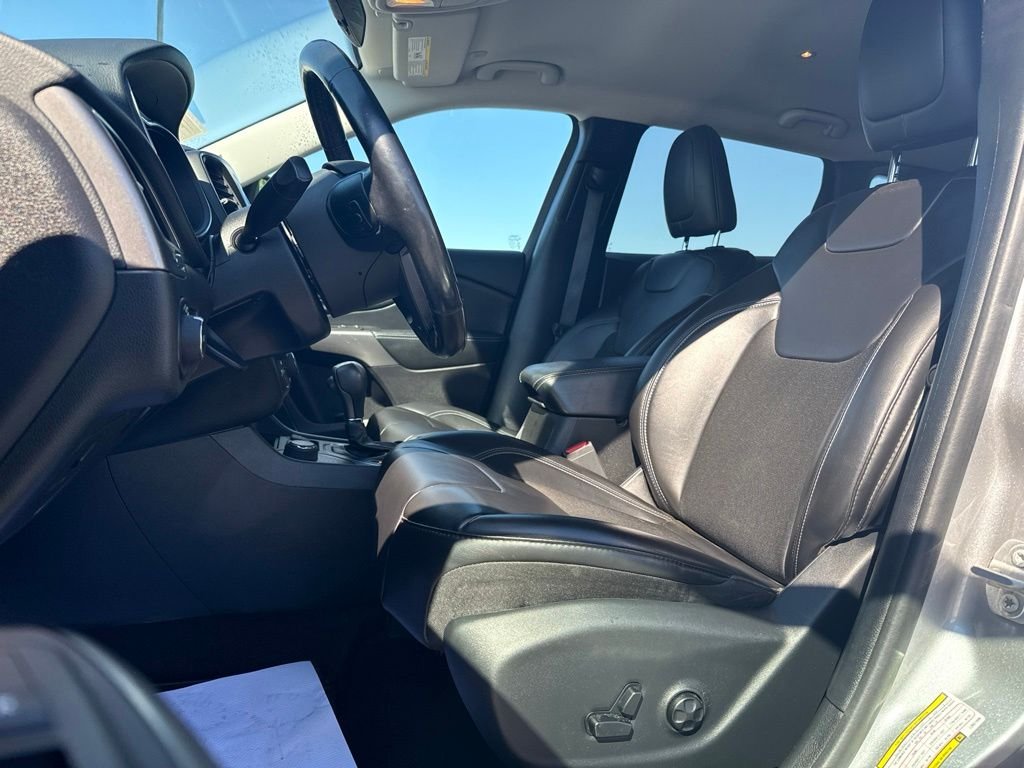 Used 2020 Silver Jeep Latitude Plus image 10
