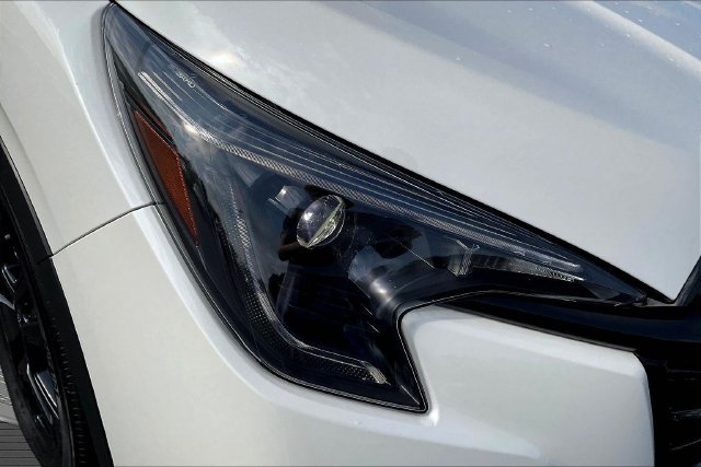 Used 2025 White Subaru Onyx Edition Touring image 34