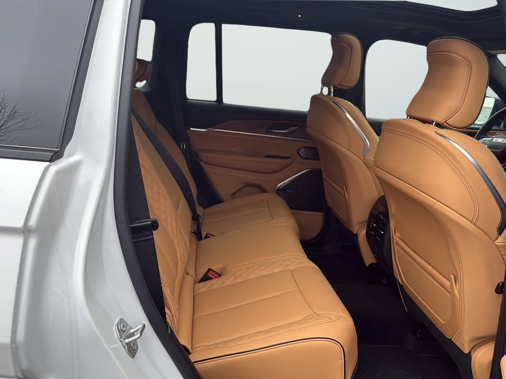 New 2025 Bright White Clear-Coat Exterior Paint Jeep Summit Reserve image 22