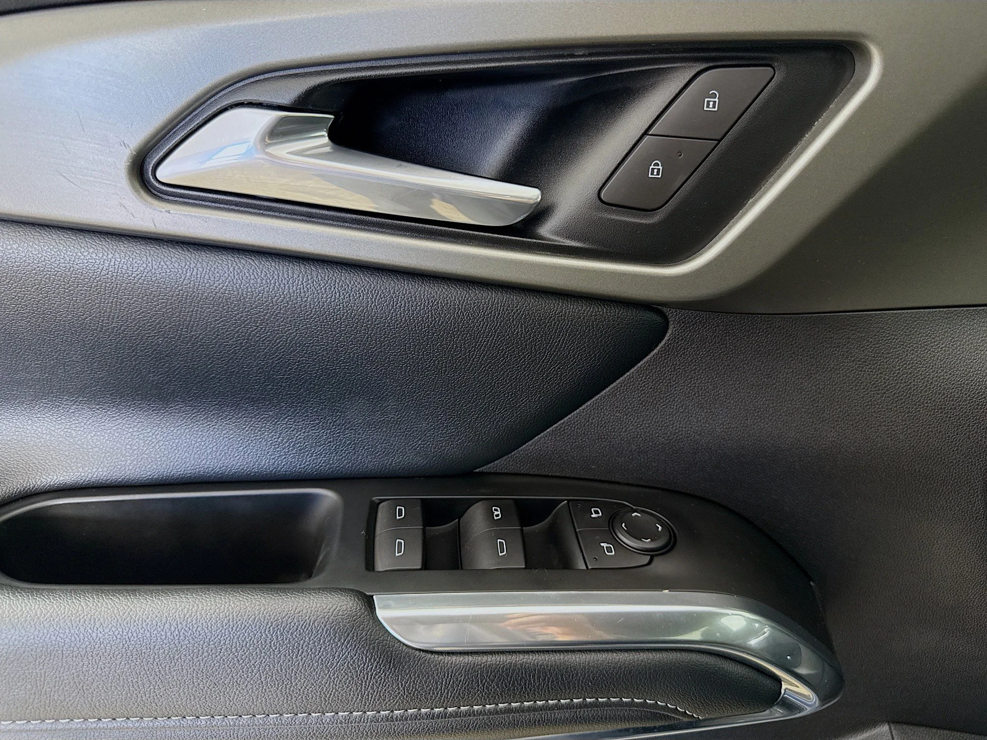Used 2025 Lakeshore Blue Metallic Chevrolet LT image 20