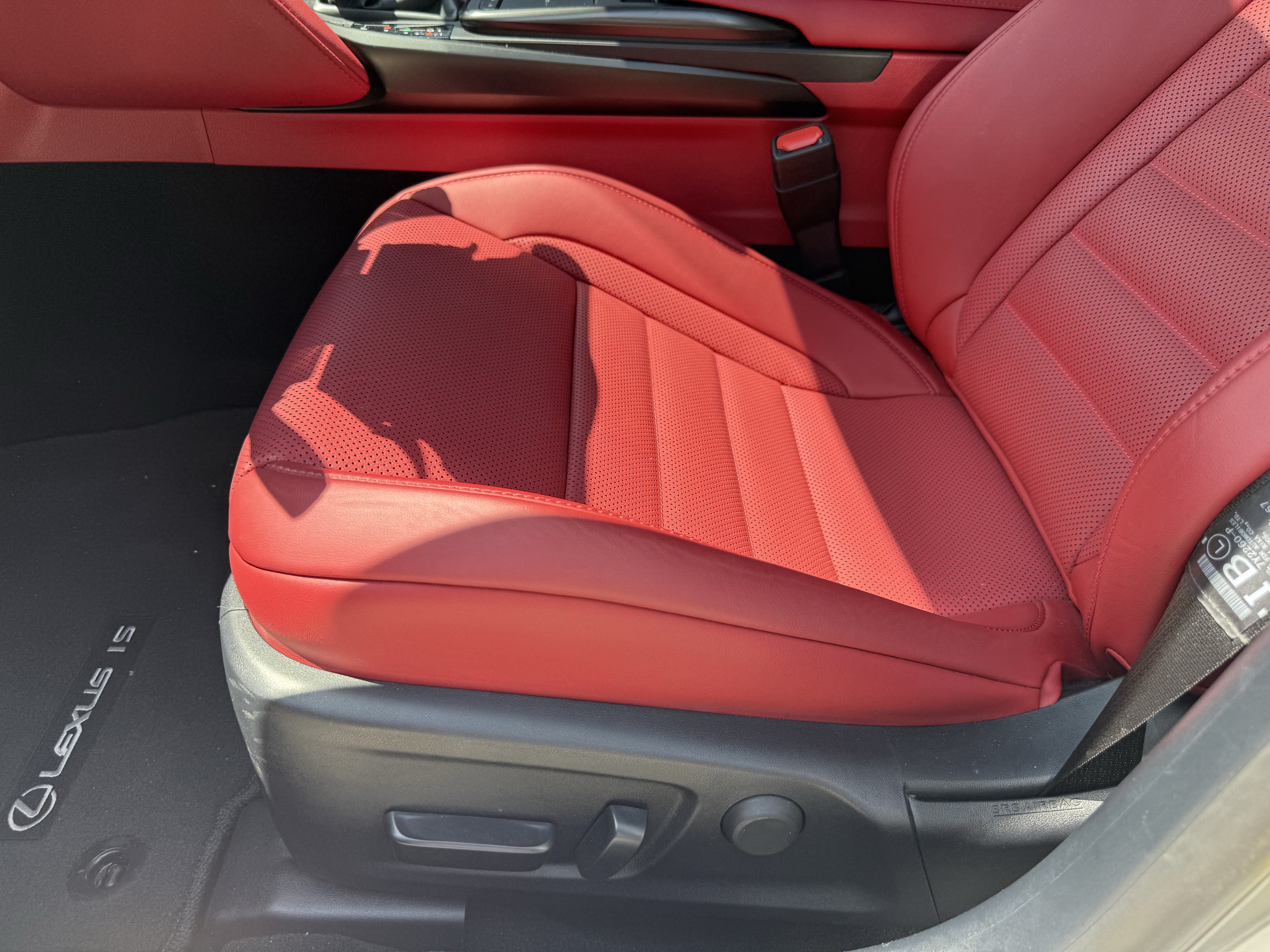 Used 2025  Lexus  image 29