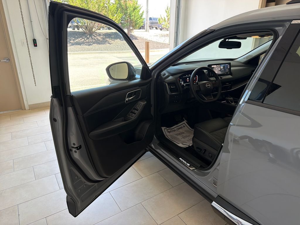 Used 2025 Gray Nissan Platinum image 10