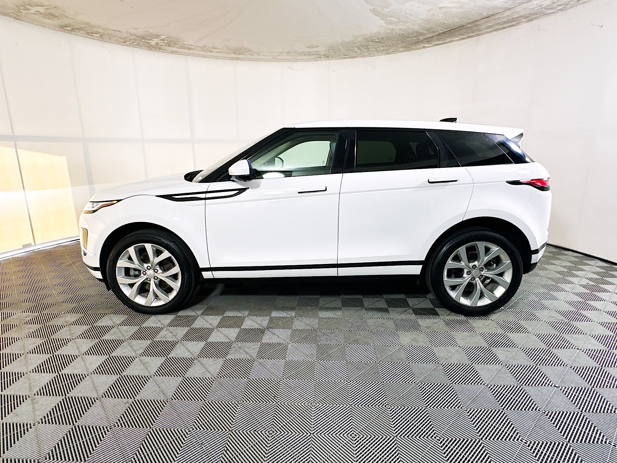Used 2020 White Land Rover SE image 6