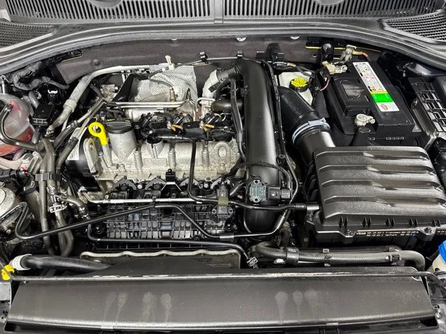 Used 2019 Deep Black Pearl Effect Volkswagen R-Line image 9