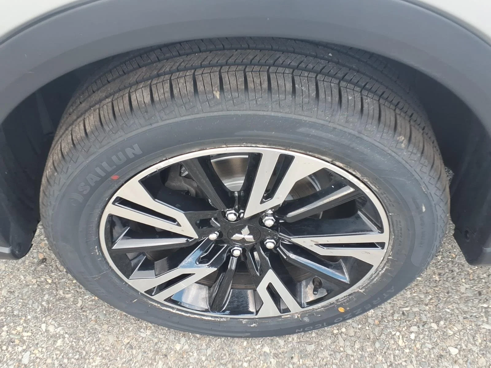 Used 2024 Silver Alloy Mitsubishi SE image 9