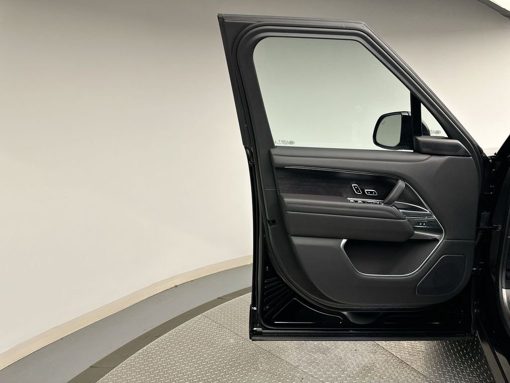 Used 2025 Santorini Black Metallic Land Rover SE image 7