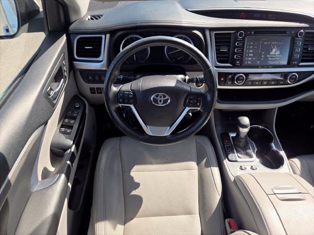 Certified Used 2017 BLIZZARD PEARL Toyota  image 6