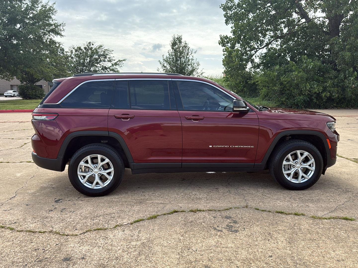 Used 2023 Velvet Red Pearlcoat Jeep Limited image 8