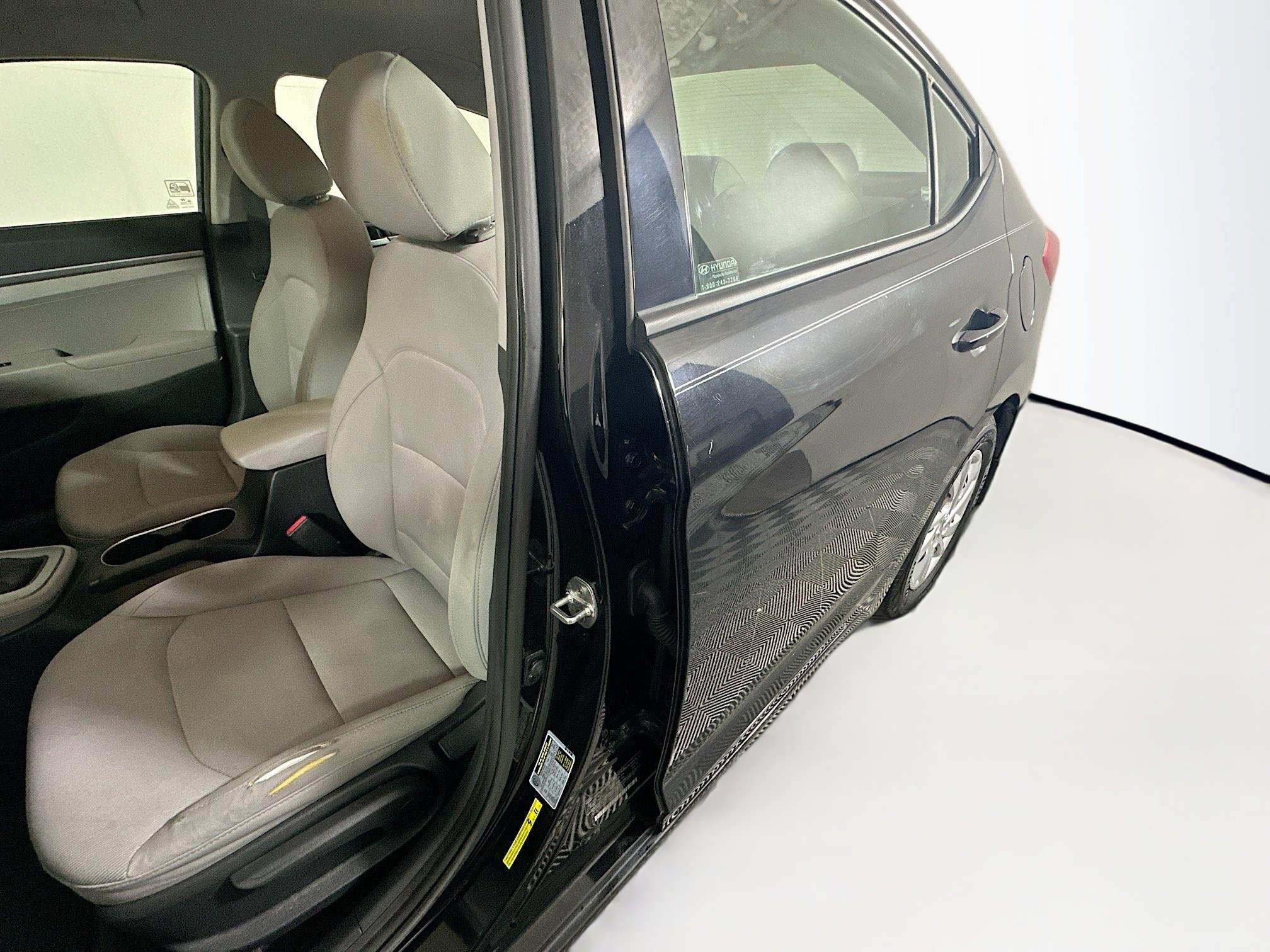 Used 2018 Phantom Black Hyundai SE image 12