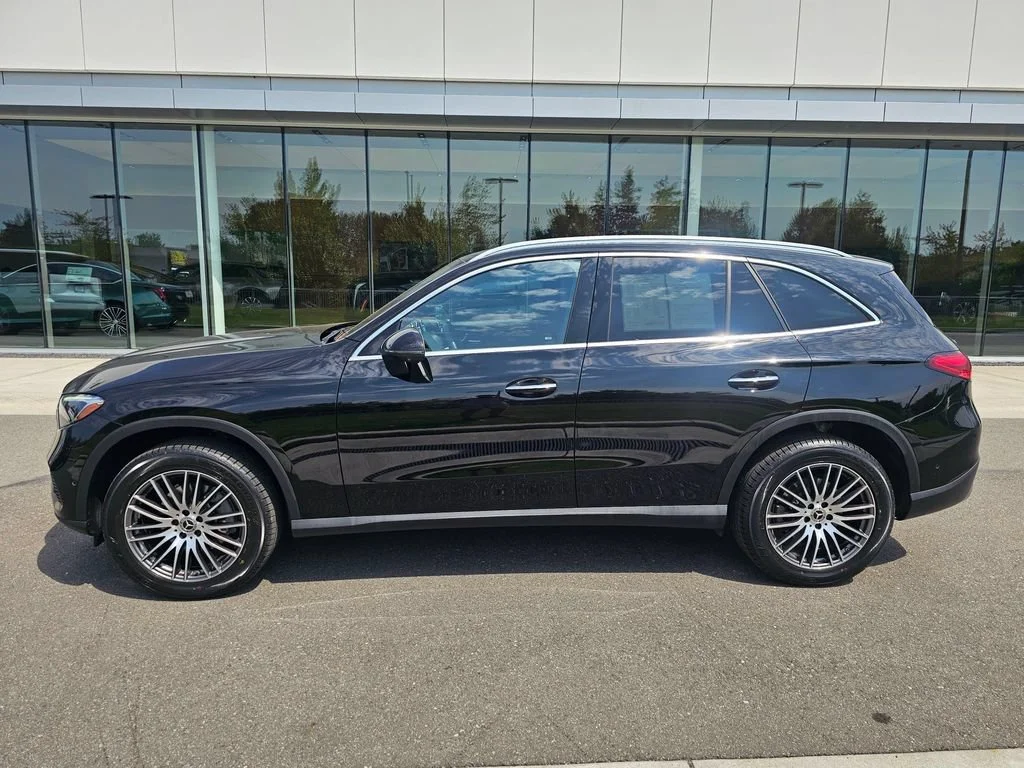 Used 2023  Mercedes-Benz GLC 300 image 2