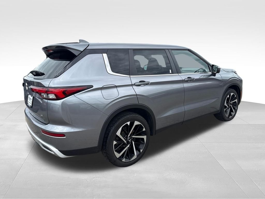 Used 2022 Gray Mitsubishi SE image 5