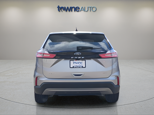 Used 2022 Silver Ford SEL image 4