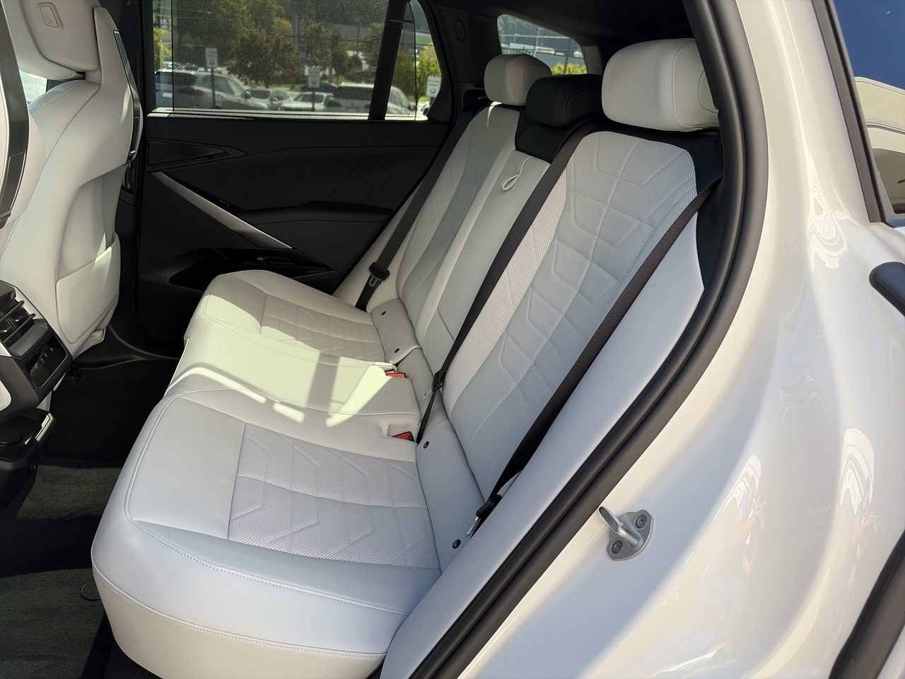 New 2027 Alpine White BMW 40 xDrive image 32