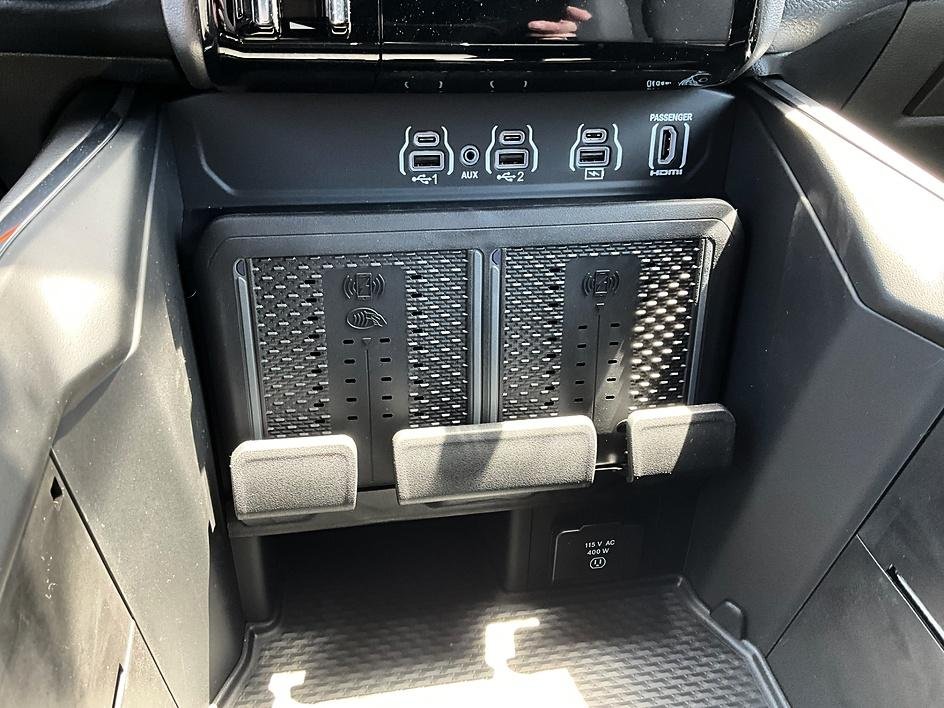 New 2026 Diamond Black Crystal Pearl-Coat Exterior Paint RAM Laramie image 29