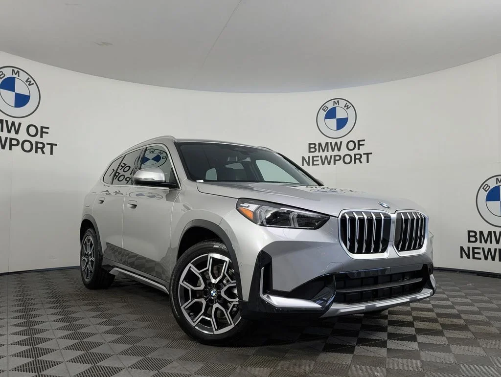 New 2026 Space Silver Metallic BMW xDrive28i image 3