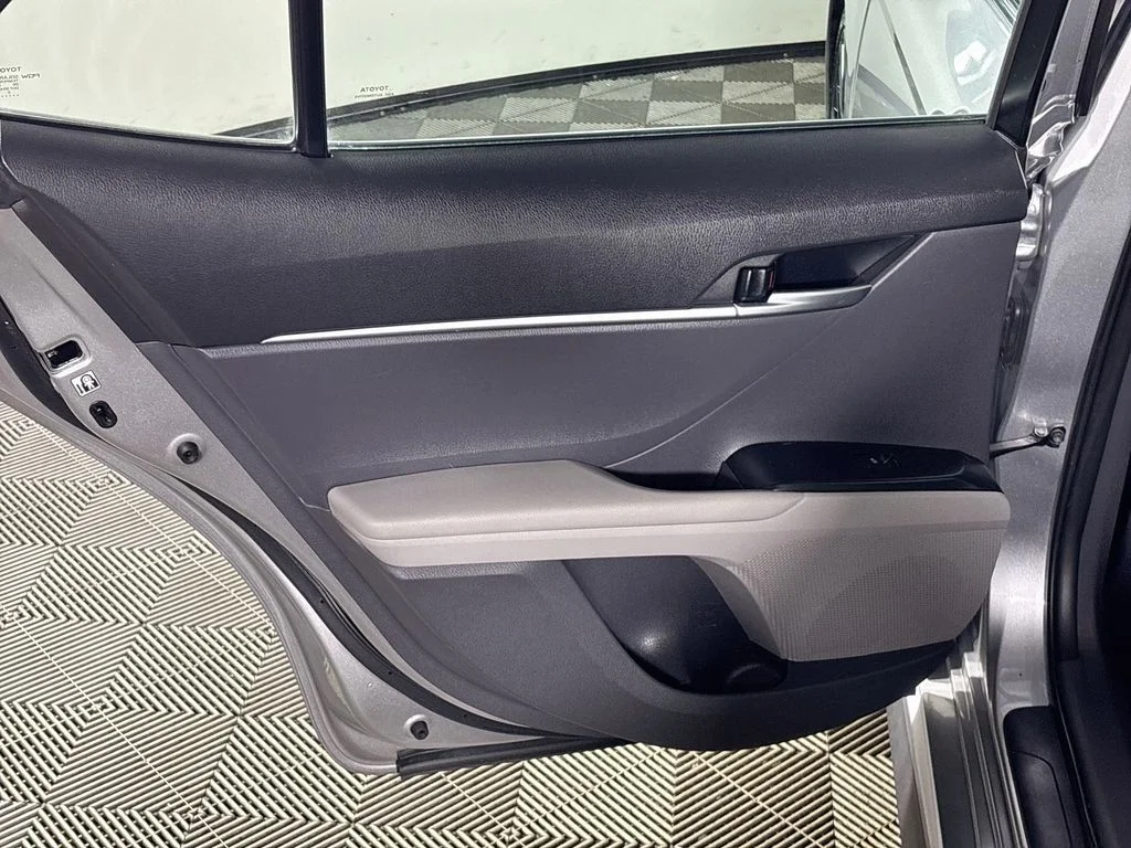 Used 2018 Silver Toyota SE image 19