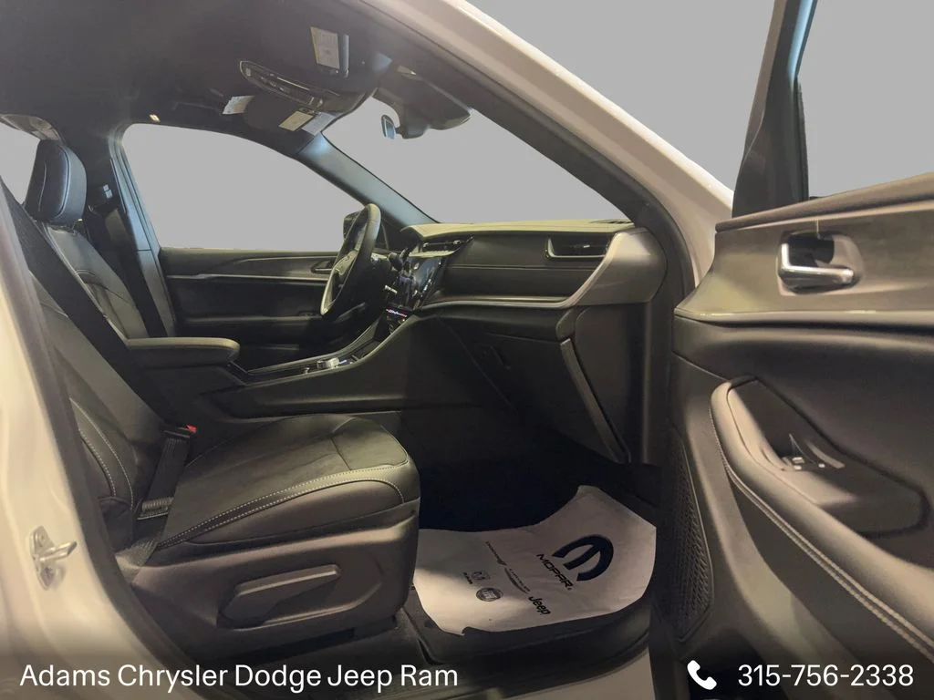 New 2026 Bright White Clear-Coat Exterior Paint Jeep Altitude image 13