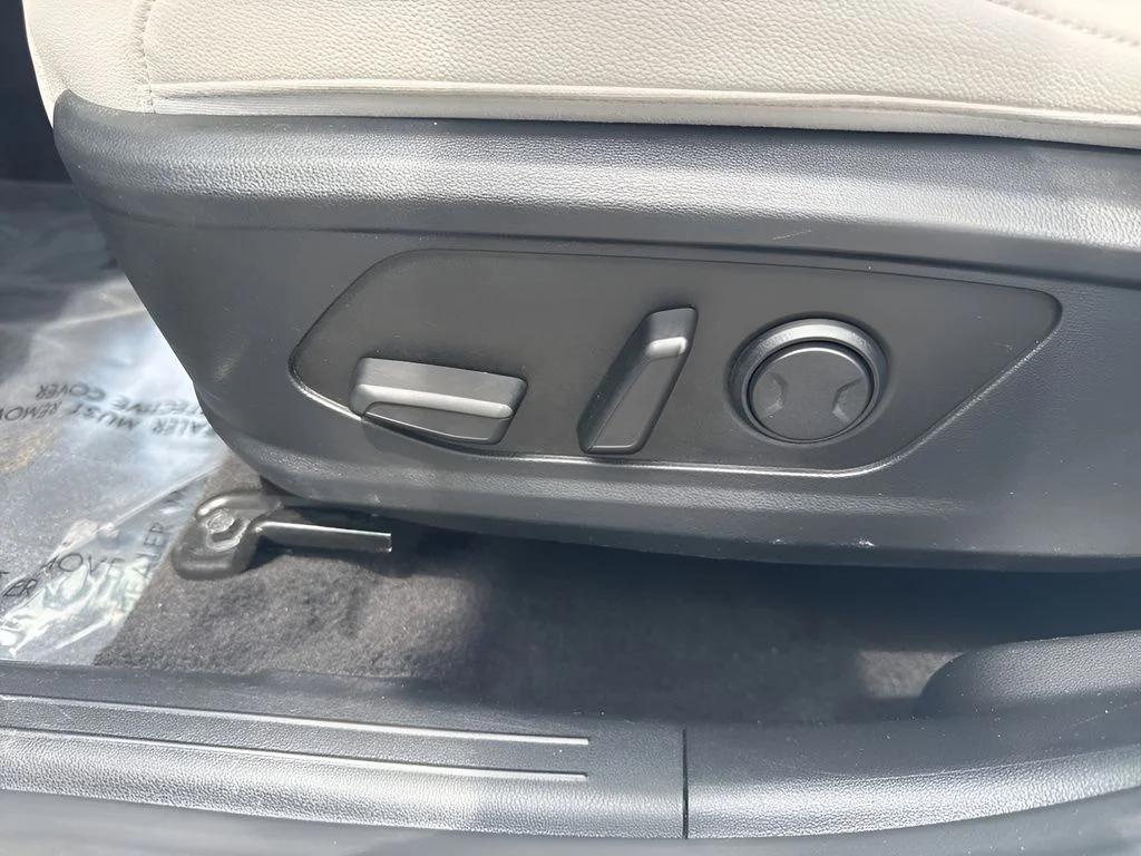 Used 2025 White Hyundai SEL image 10
