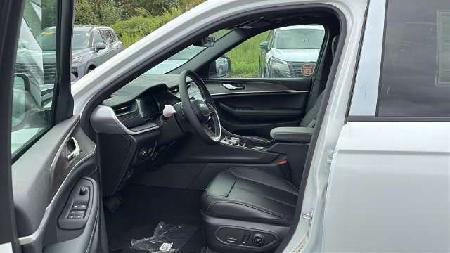 New 2027 Bright White Clear-Coat Paint Jeep Limited image 9
