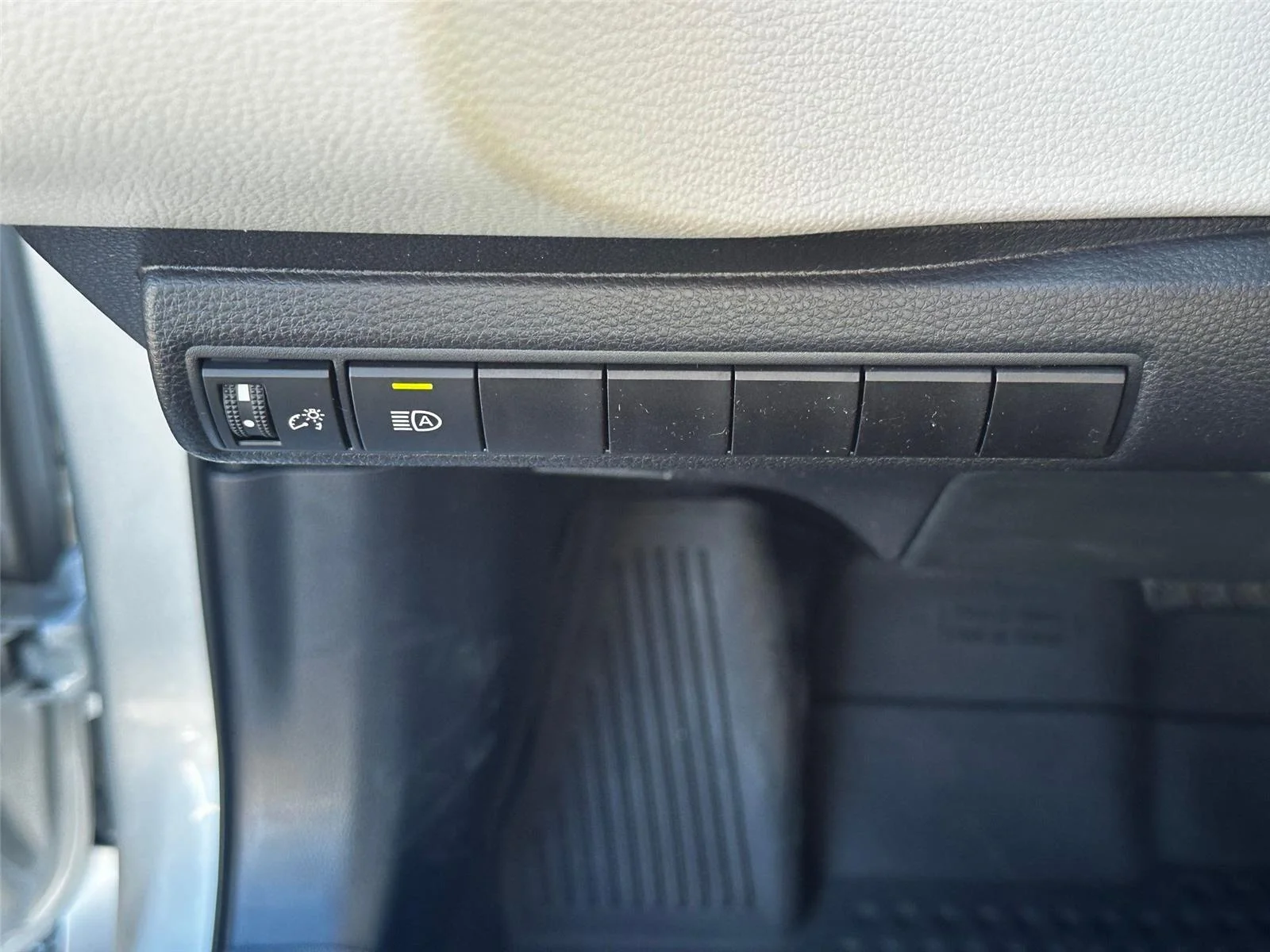 2025 Toyota Corolla LE - Photo 18