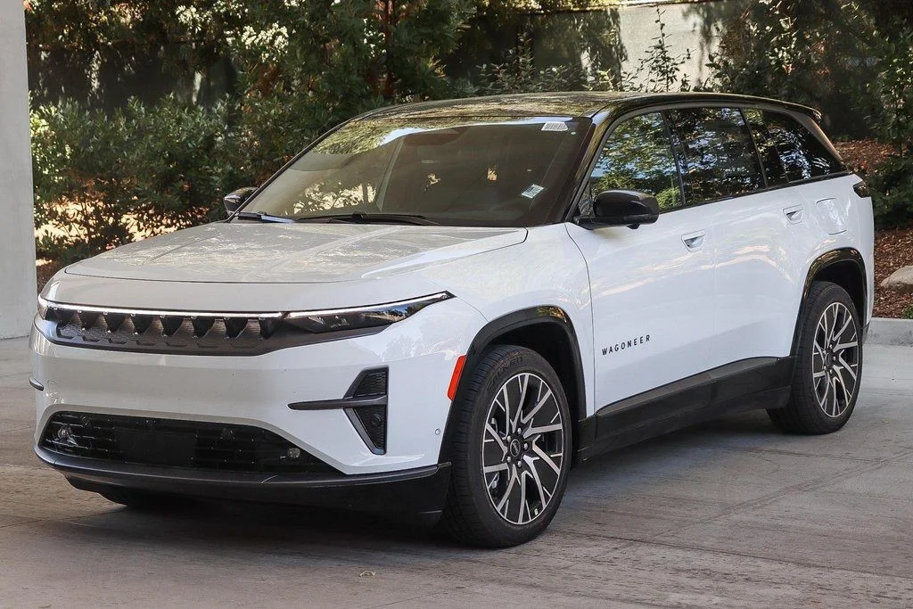 New 2025 Bright White Clear-Coat Exterior Paint Jeep LIMITED image 3