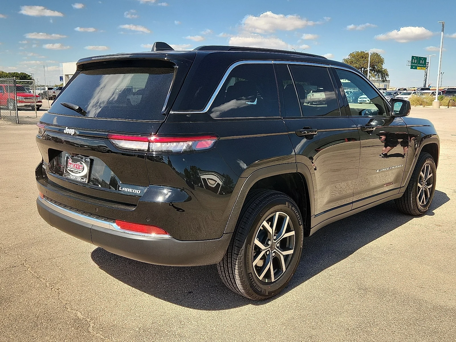 New 2027 High-Gloss Black Paint Jeep LAREDO 4X4 image 4
