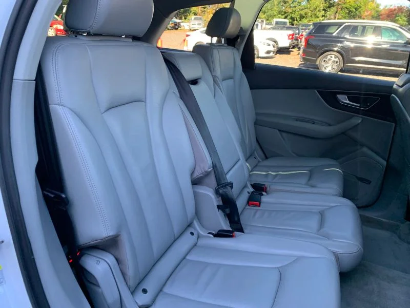 Used 2019 White Audi 55 TFSI Premium Plus Sport Utility 4D image 43