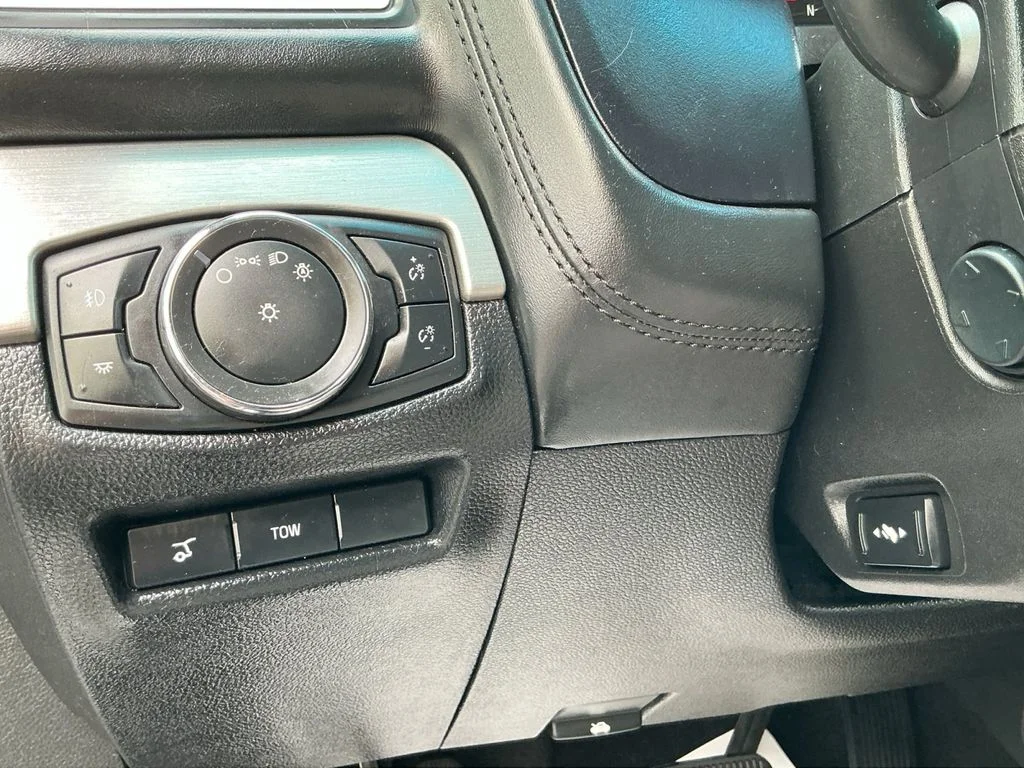 Used 2016 White Ford Platinum image 20