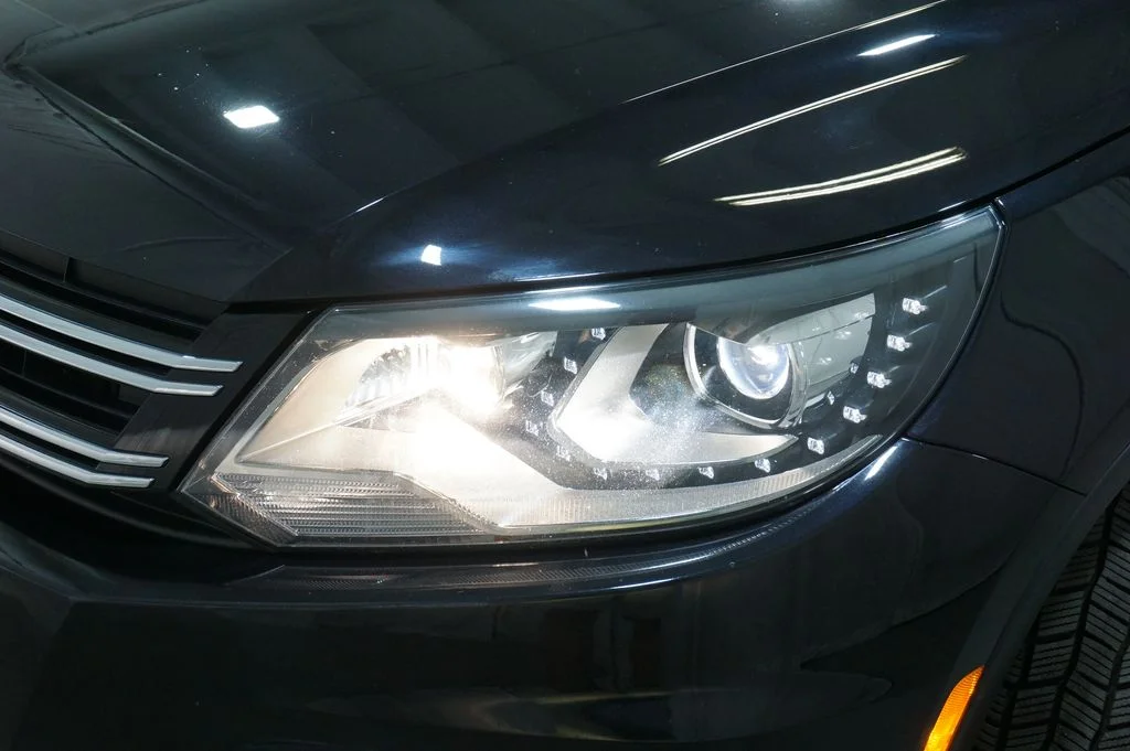 Used 2016 Deep Black Pearl Volkswagen SE image 29