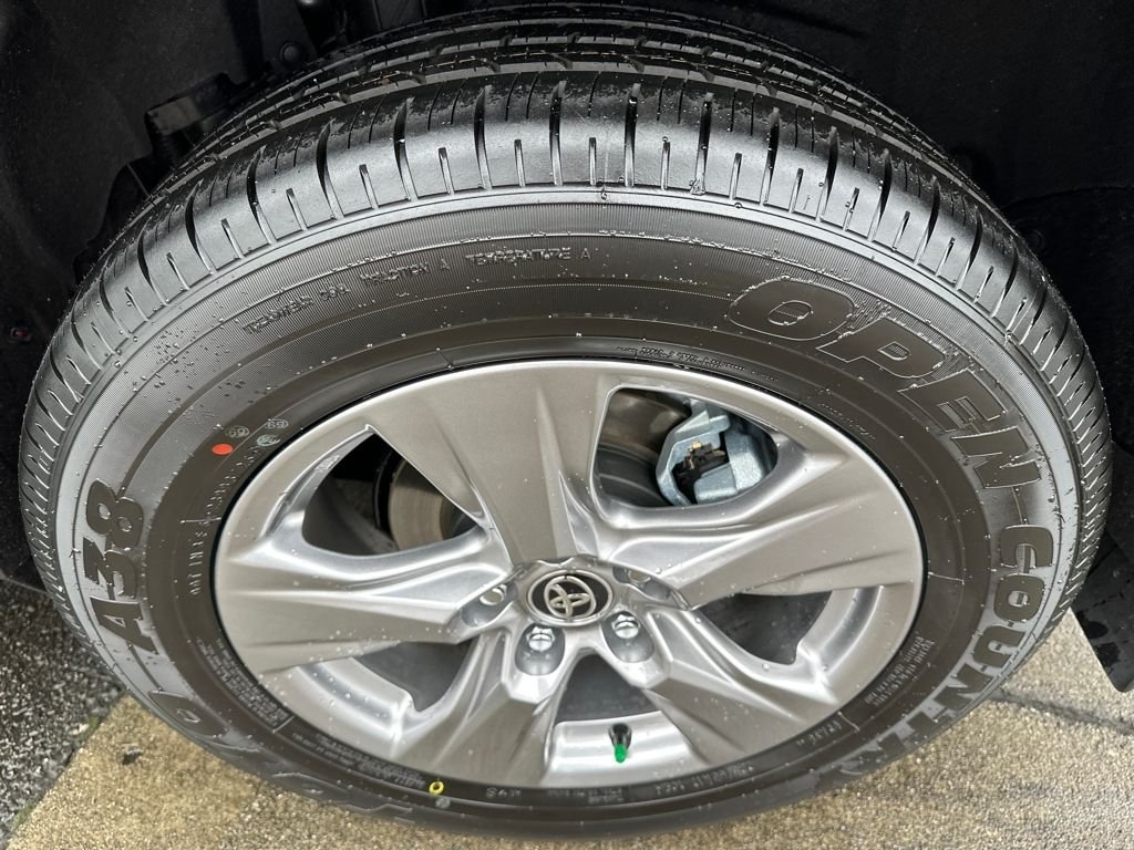 2025 Toyota RAV4 XLE - Photo 26
